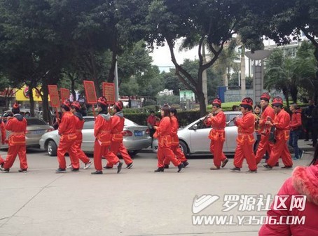 罗源街头惊现复古的迎亲队伍